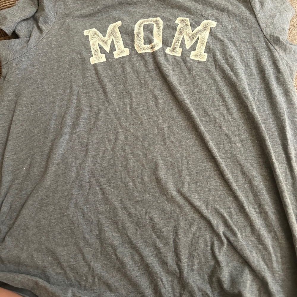 Old navy mom t shirt